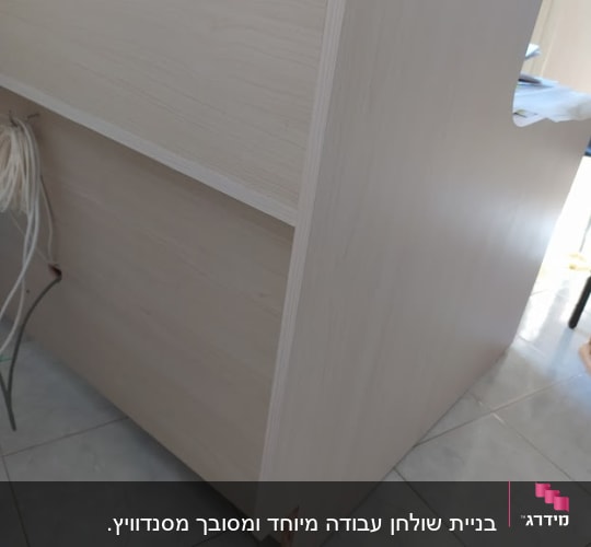 ארון עץ עם פינה שבורה על רצפה